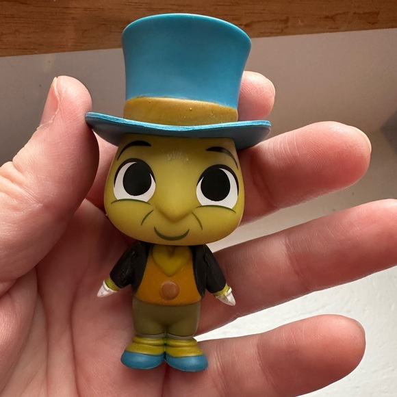 Funko Disney Treasures exclusive tiny town box pop - Jiminy Cricket 🦗🎩💚 - Picture 5 of 6